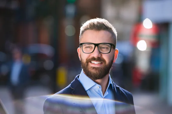 Hipster gerente caminando en la calle — Foto de Stock